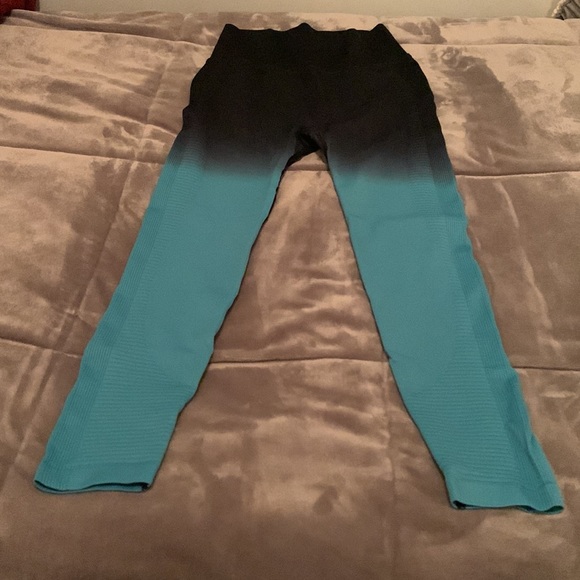 Allure By Ana
TURQUOISE OMBRÉ LEGGINGS size medium - Picture 7 of 7
